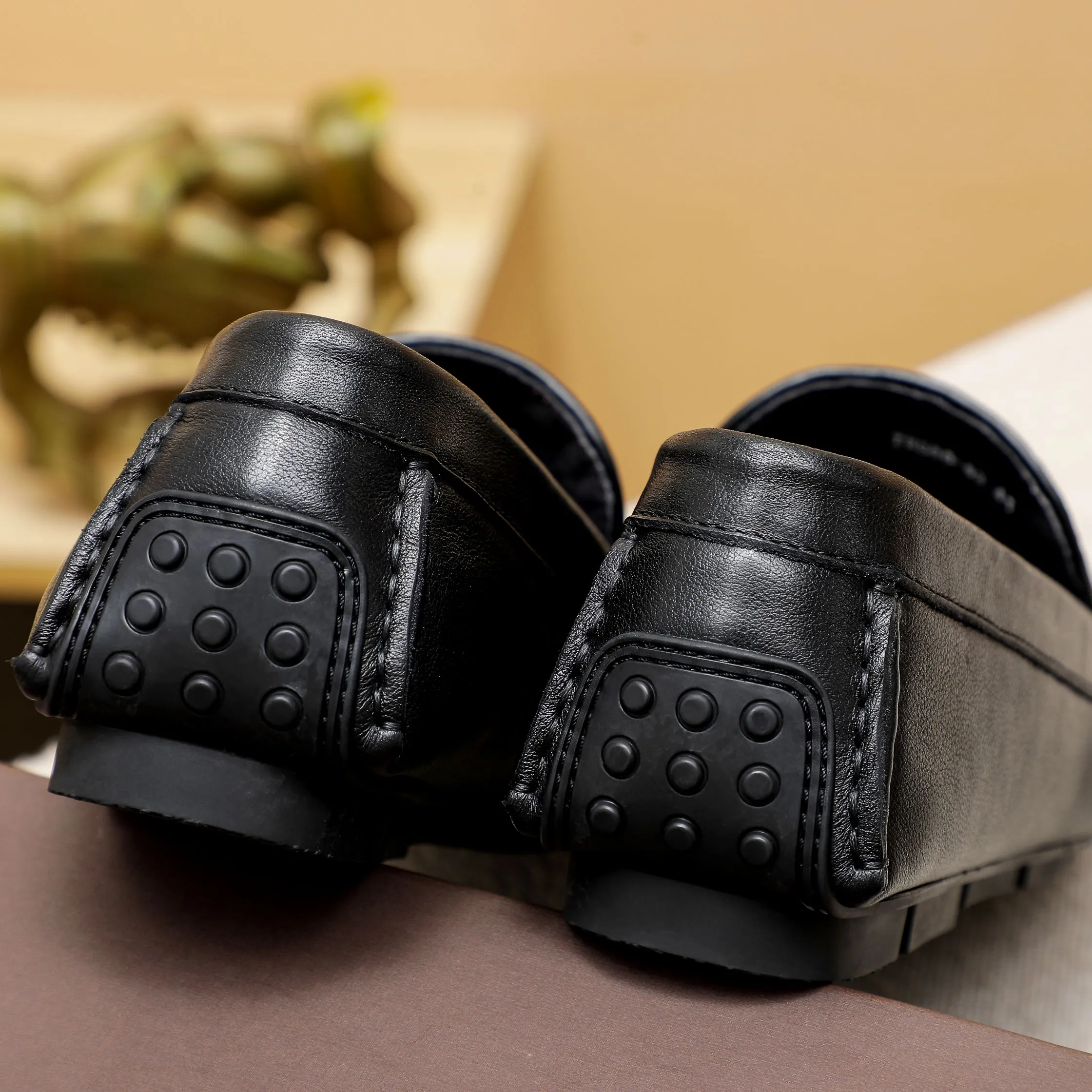 Factory price: 400￥🔥BV, high quality, the upper is made of imported first-layer soft cowhide genuine weaving + pigskin lining + the latest hardware buckle, the official website is 1:1 and the sole is only used for the sole. Rubber-resistant rubber outsole, counter quality 🙏 Customized for trendy men. Versatile style 💋Picture is black. Optional, code number: 38-44…